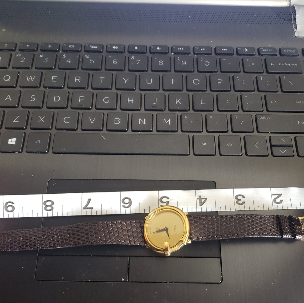 Gucci vintage watch scratch on the back last picture Price Firm - Picture 3 of 10